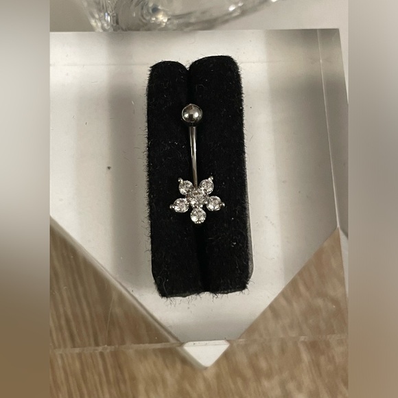 16g 1 Piece 316 Surgical Stainless Steel EYEBROW Ring CZ Flower Design NWT - Picture 1 of 10